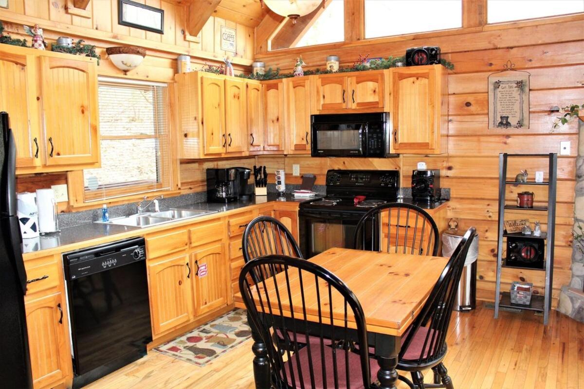 Mountain Joy -Private Treehouse Style Cabin That Sleeps 4-Free Tickets Gatlinburg Buitenkant foto