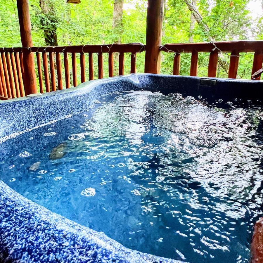 Mountain Joy -Private Treehouse Style Cabin That Sleeps 4-Free Tickets Gatlinburg Buitenkant foto